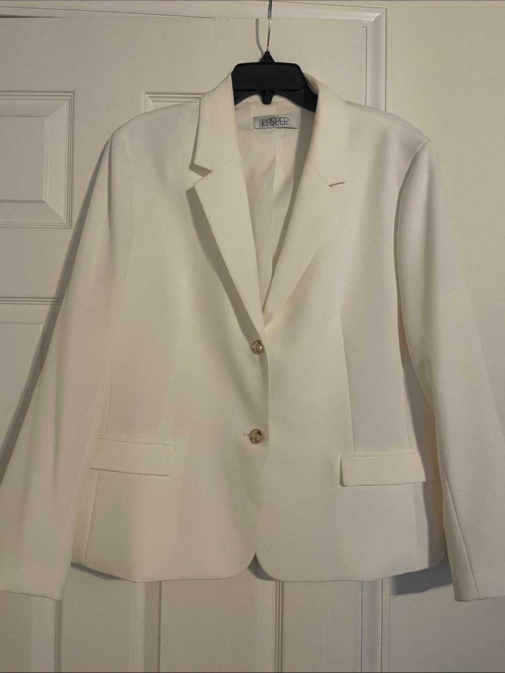Kasper Cream Single-Breasted Notch Lapel Blazer